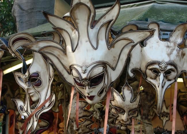 Photographie intitulée "Venetian Masks" par Ciarán Ó Néill, Œuvre d'art originale