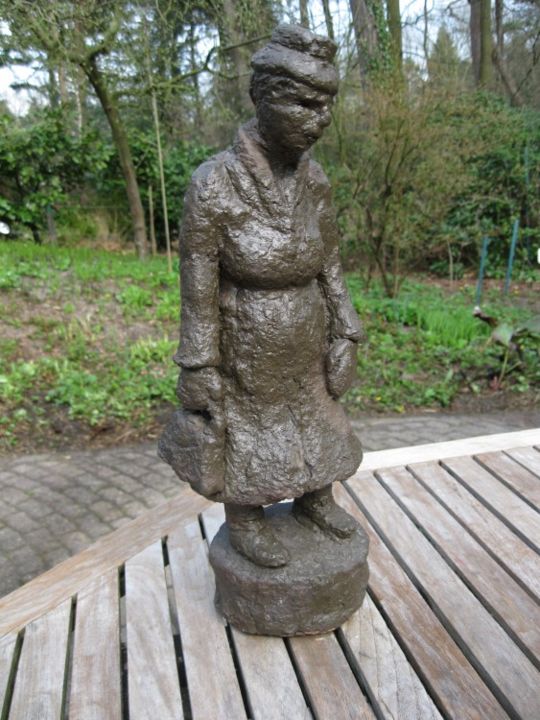 Скульптура под названием "Vrouwtje met tas" - Cissymartens, Подлинное произведение искусства