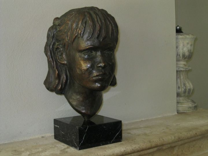 Скульптура под названием "Portret van Demi" - Cissymartens, Подлинное произведение искусства, Другой