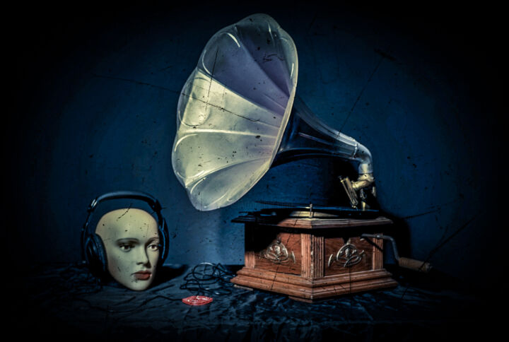 Photographie intitulée "Le gramophone conte…" par Gaudi .C, Œuvre d'art originale, Photographie numérique