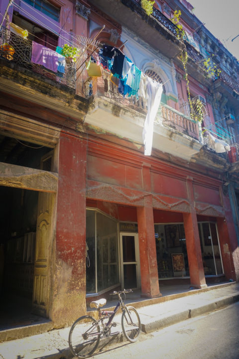 Photographie intitulée "rue de La Havane" par Claire Berail, Œuvre d'art originale, Photographie numérique