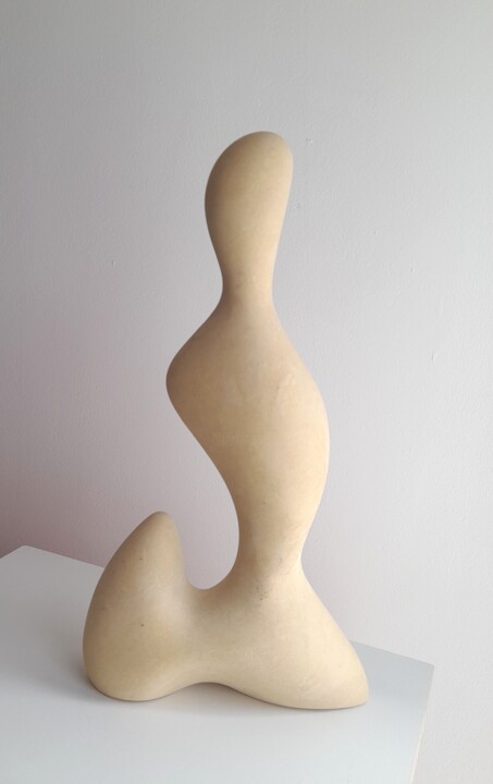 Skulptur mit dem Titel "Tala Tobbi" von Clark Camilleri, Original-Kunstwerk, Stein