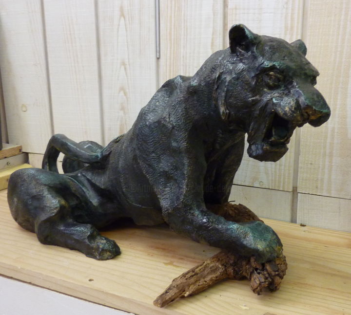 Sculpture intitulée "la lionne polluée" par Claude Demay, Œuvre d'art originale, Terre cuite