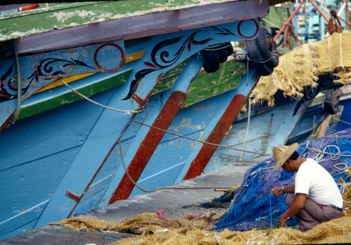 Fotografie getiteld "bateaux de pêche à…" door Claude Guillemet, Origineel Kunstwerk, Film fotografie