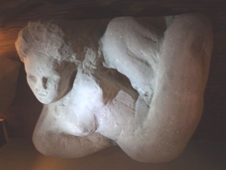 Skulptur mit dem Titel "EVEIL" von Claude Hardenne, Original-Kunstwerk, Stein