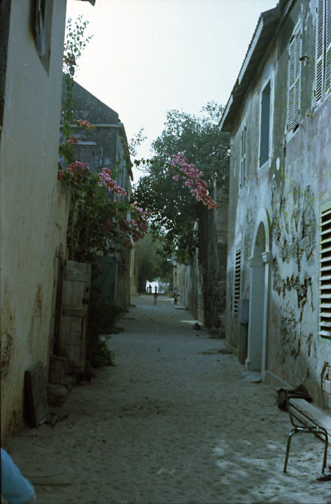 Photographie intitulée "Une rue de Gorée" par Claude Grand, Œuvre d'art originale