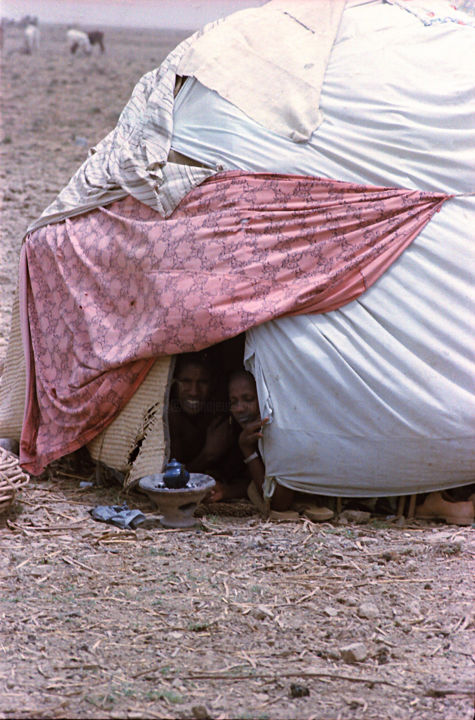 Fotografie getiteld "Campement de pécheu…" door Claude Grand, Origineel Kunstwerk
