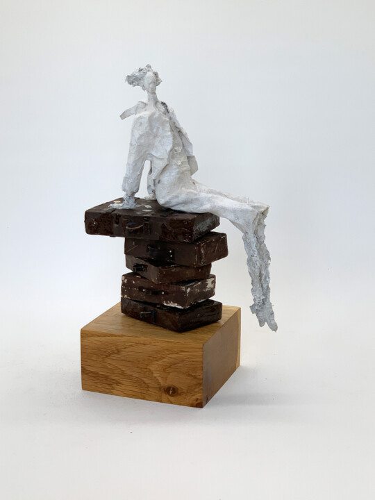 Sculpture titled "Warten auf..." by Claudia König, Original Artwork, Paper maché