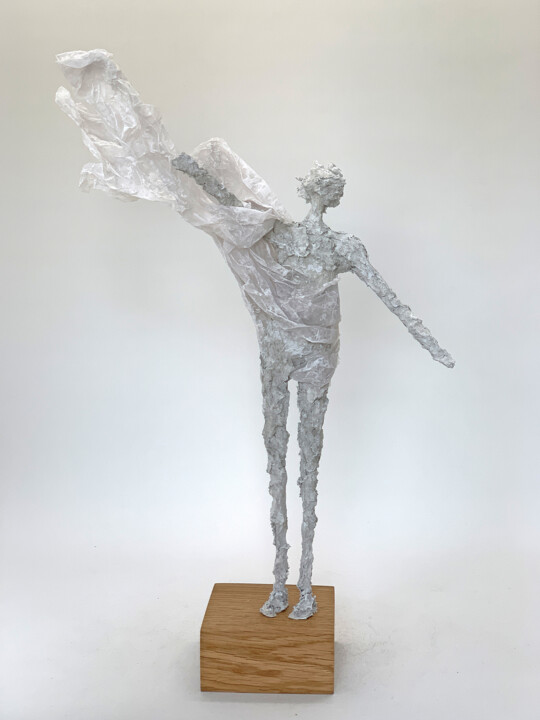 Скульптура под названием "Man with cloth in t…" - Claudia König, Подлинное произведение искусства, Бумага