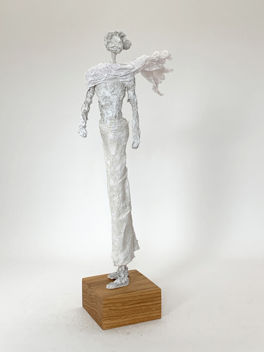 Sculpture titled "Looking back" by Claudia König, Original Artwork, Paper maché