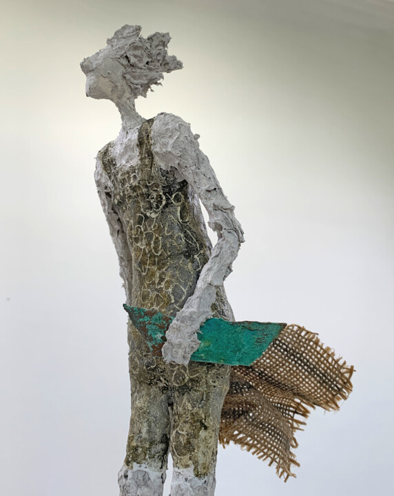Skulptur mit dem Titel "Nach einem langen T…" von Claudia König, Original-Kunstwerk, Papier maché
