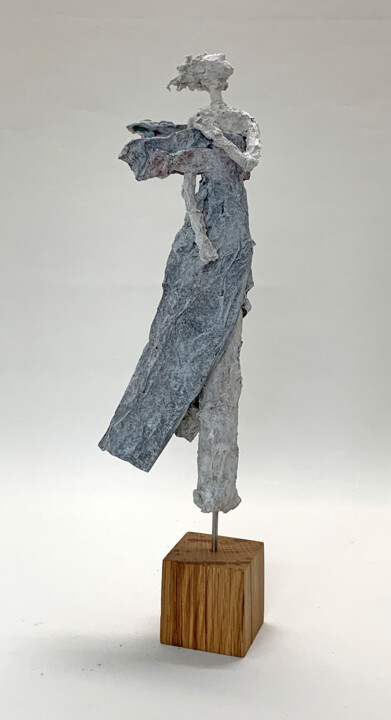 Sculptuur getiteld "woman in the wind" door Claudia König (koenigsfigurine), Origineel Kunstwerk, Papier maché
