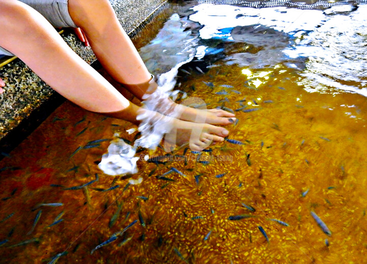 Fotografie getiteld "Fish eating foot sk…" door Clement Tsang, Origineel Kunstwerk, Digitale fotografie