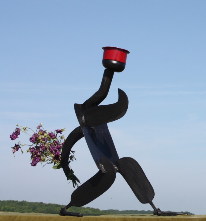Rzeźba zatytułowany „Red hat walker” autorstwa Clive Manuel, Oryginalna praca, Metale