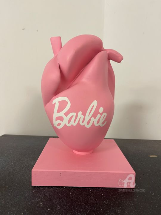 Scultura intitolato "Heart Barbie" da Cobo, Opera d'arte originale, Resina