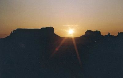 Photographie intitulée "Monument Valley sun…" par Cole Dudley, Œuvre d'art originale