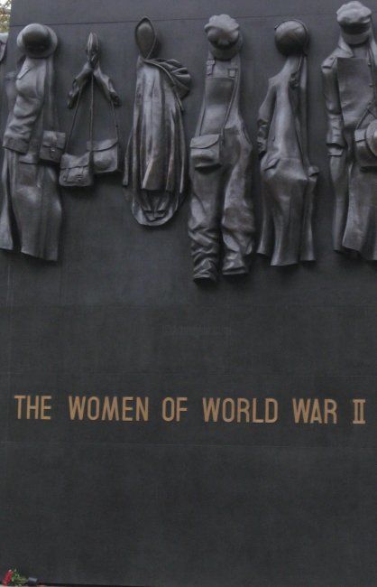 Photographie intitulée "women at war" par H Lauren, Œuvre d'art originale