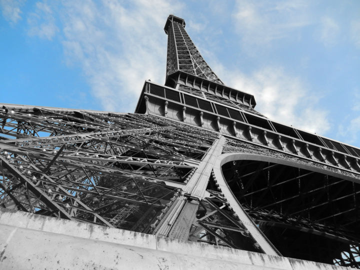 Photographie intitulée "Angled Eiffel" par Nicole Baker, Œuvre d'art originale