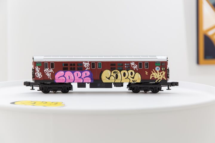Escultura intitulada "NYC Brown Train" por Cope2, Obras de arte originais, Metais