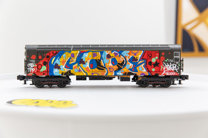 Escultura intitulada "NYC Kaki Train" por Cope2, Obras de arte originais, Plástico
