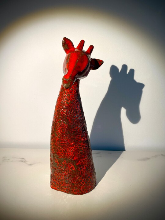 Scultura intitolato "Girafe rouge" da Corinne Jeanjean, Opera d'arte originale, Terracotta