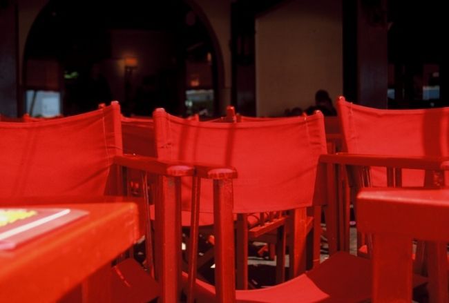 Photographie intitulée "Chaises rouges 03" par Corinne Deriot, Œuvre d'art originale