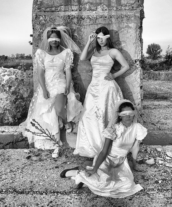 Photographie intitulée "The Blind Brides" par Cornel Gingarasu, Œuvre d'art originale