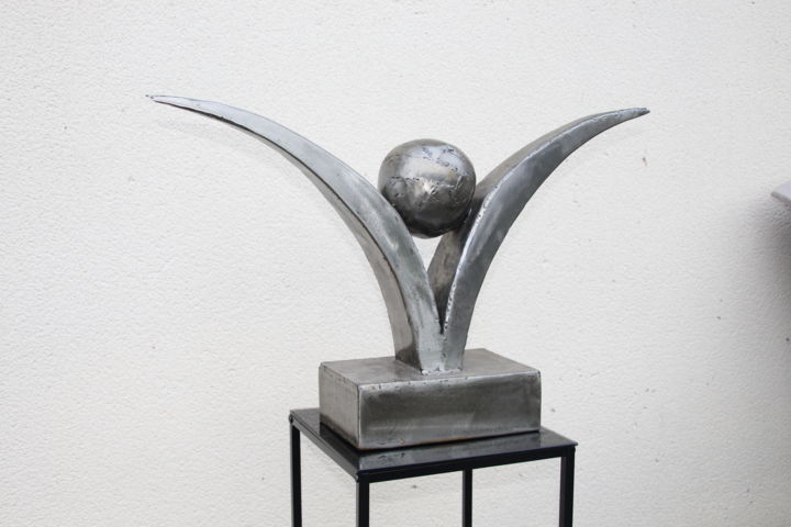 Sculpture titled "victoire" by Philippe Affagard, Original Artwork, Metals