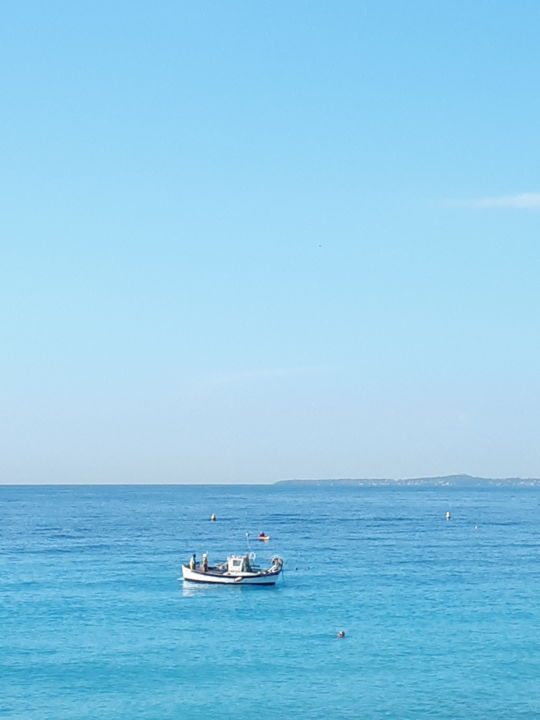 Photographie intitulée "Bateau pêcheur Baie…" par Creasoize, Œuvre d'art originale, Photographie numérique