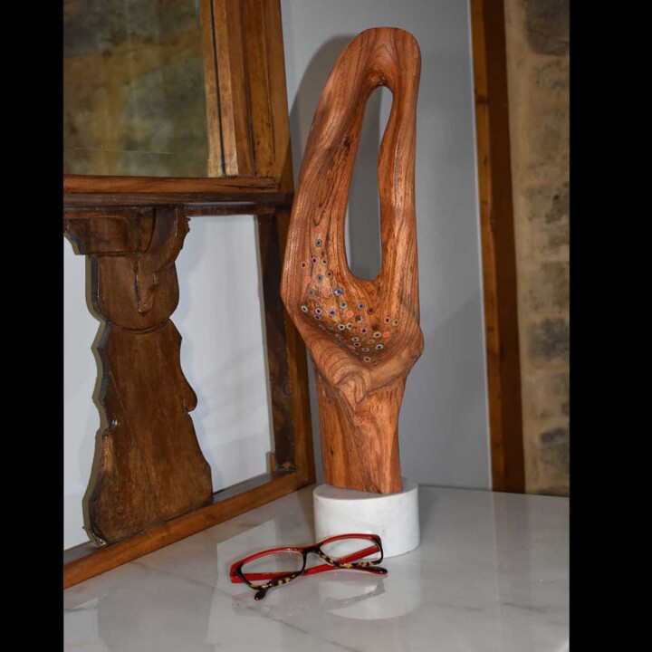 Скульптура под названием "Misterio" - Rommel Cristina, Подлинное произведение искусства, Дерево