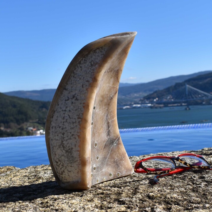 Escultura titulada "Juego del viento" por Rommel Cristina, Obra de arte original, Piedra