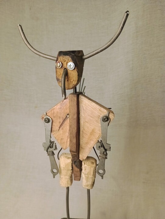Escultura titulada "Hombre Toro Pájaro" por Cristian Bustos, Obra de arte original, Madera