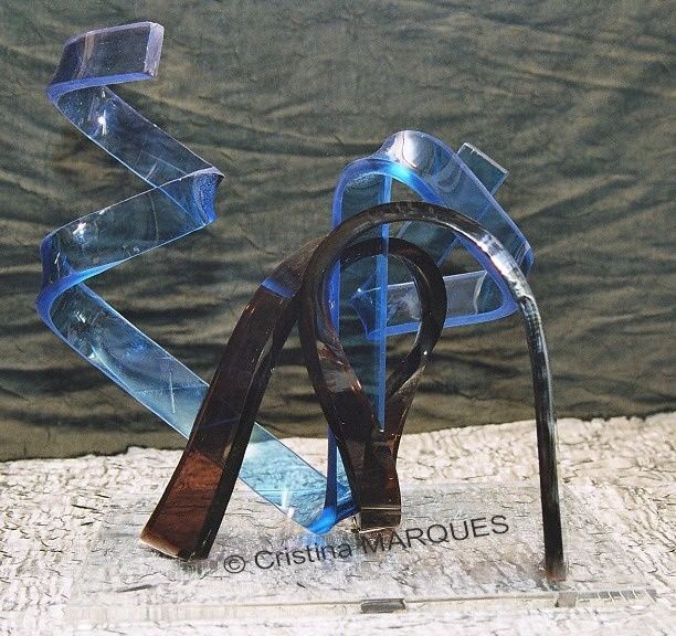 Skulptur mit dem Titel "Les Deux Serpents" von Cristina Marquès, Original-Kunstwerk, Kunststoff
