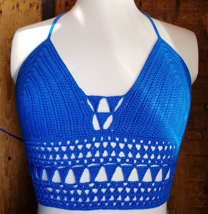 Art textile intitulée "Top bleu électrique…" par Crochet Du Droit, Œuvre d'art originale, Fil