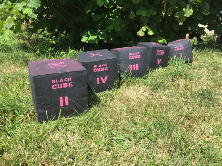 Sculptuur getiteld "5 Black Cubes (Road…" door Cubic Or Not Cubic, Origineel Kunstwerk, Karton