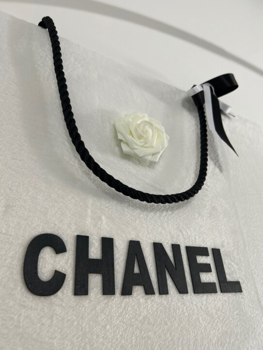 Sculpture intitulée "Fluffy Bag Chanel W…" par Cupydo, Œuvre d'art originale, Collages Monté sur Panneau de bois