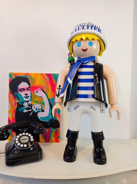 Sculpture titled "Playmobil XXL custo…" by Cyborg Corrigé, Original Artwork, Spray paint