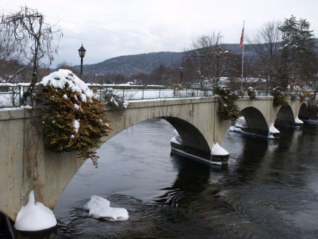 Photographie intitulée "Snow Covered Bridge…" par Cynthia Brown Yackenchick, Œuvre d'art originale