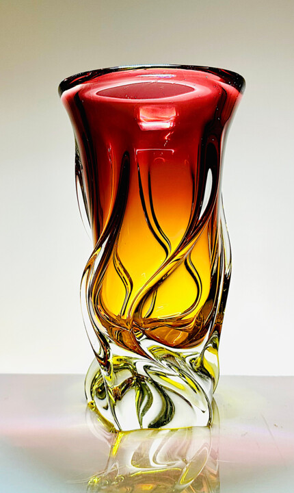 Design mit dem Titel "Twisted Red Vasy by…" von Czech Art Glass, Original-Kunstwerk, Tischkunst