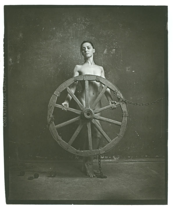 "girl with a wheel" başlıklı Fotoğraf Павел Титович tarafından, Orijinal sanat, Analog Fotoğrafçılık