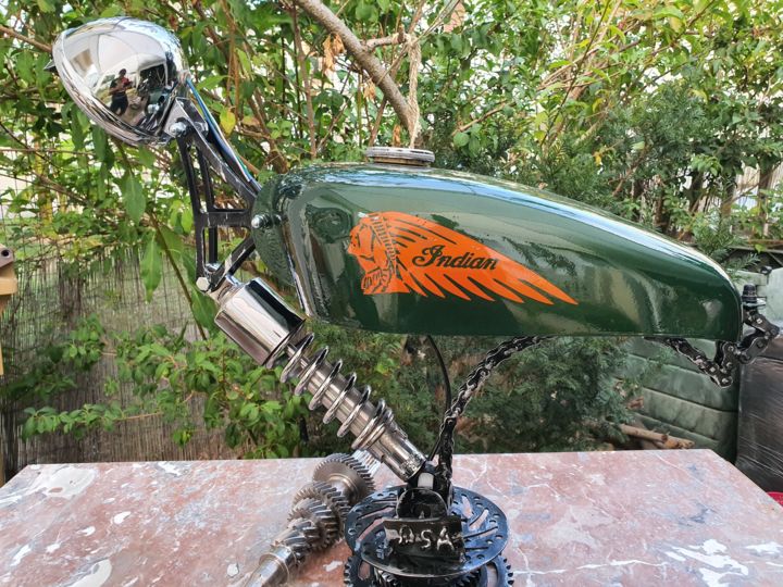 Sculptuur getiteld "motorcycle tank lamp" door D.S.A.Rt, Origineel Kunstwerk, Metalen