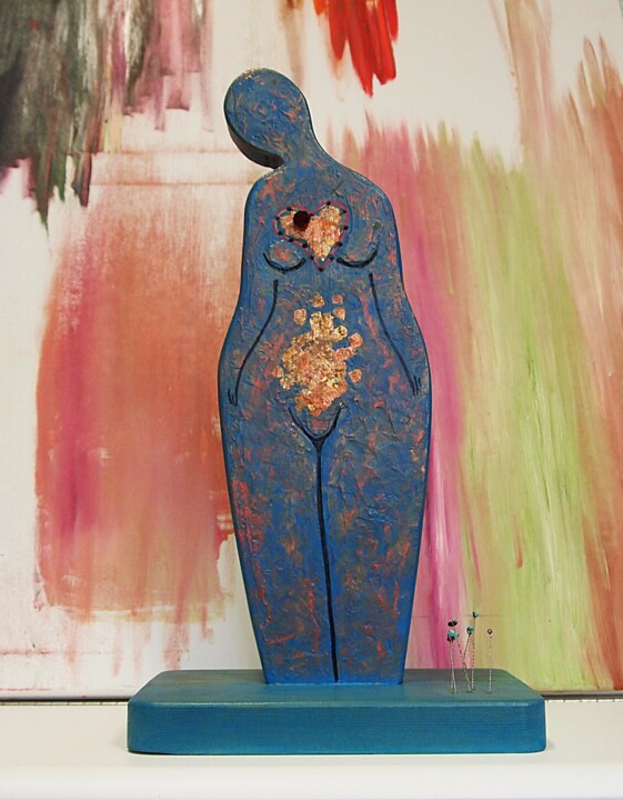 Escultura titulada "Woman with heart." por Daheaven Art, Obra de arte original, Madera