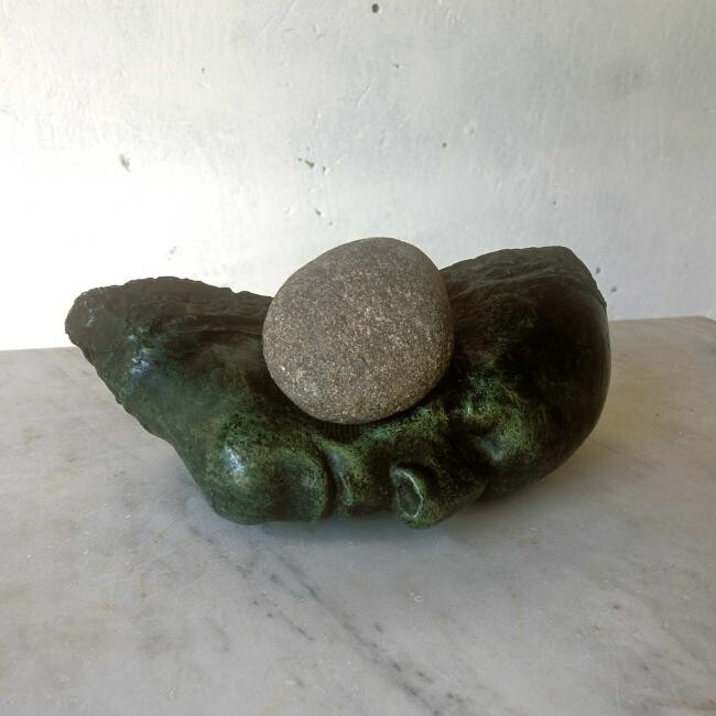 Skulptur mit dem Titel "Head & Stone by Dan…" von Dan Reisner, Original-Kunstwerk