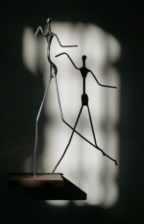 Sculpture titled "Marcheuse joyeuse" by Daniel Perreu, Original Artwork, Wire