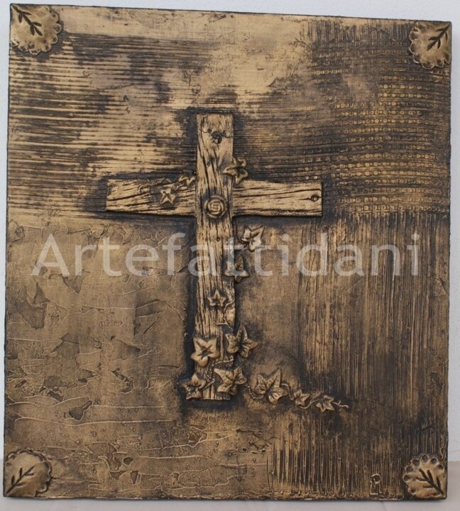 Scultura intitolato "Croce decorativa" da Daniela La Rovere, Opera d'arte originale, Gesso Montato su Pannello di legno