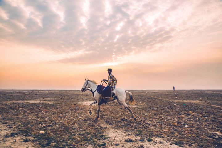 Fotografie getiteld "MAN ON HORSE - Duri…" door Danilo Floreani, Origineel Kunstwerk, Digitale fotografie Gemonteerd op Alum…