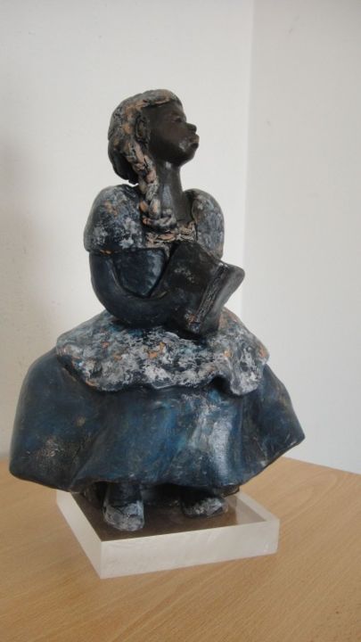Sculpture titled "La petite lectrice…" by Danielle Benotto, Original Artwork, Terra cotta