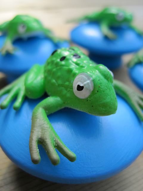 Design intitulée "Cute frog on a knob" par Darosa Children'S Art, Œuvre d'art originale