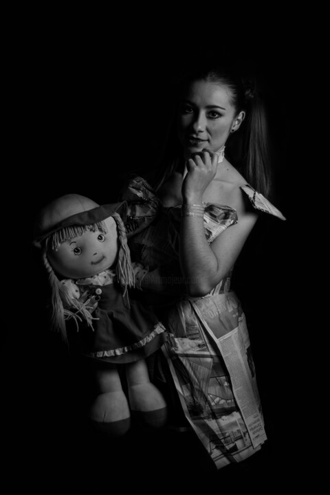 Fotografía titulada "The Paper Doll" por Daru Daftari, Obra de arte original