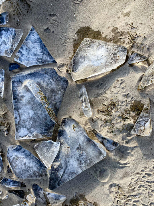 Fotografia intitulada "Ice on Sand" por Darya Insight, Obras de arte originais, Fotografia Não Manipulada